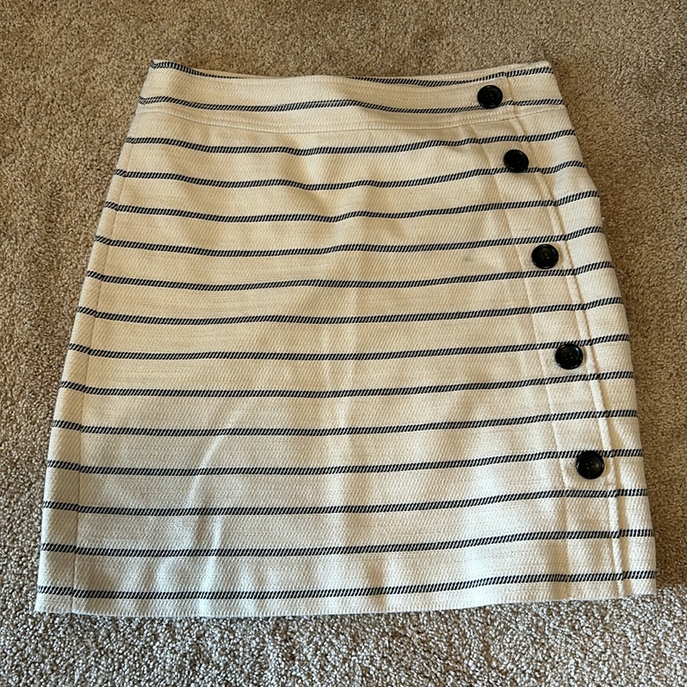 Ann Taylor brand, mini/pencil skirt, stripe print. (stained).